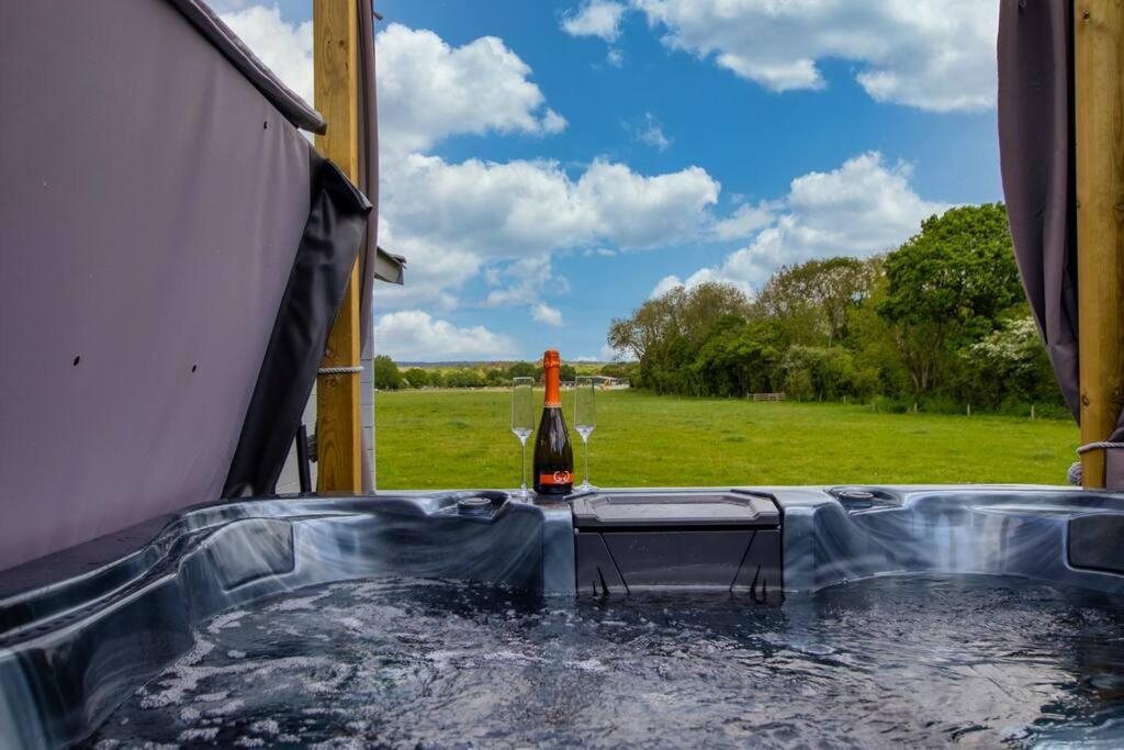 Choller Lake Lodges - Primrose Cabin With Private Hot Tub Arundel Buitenkant foto